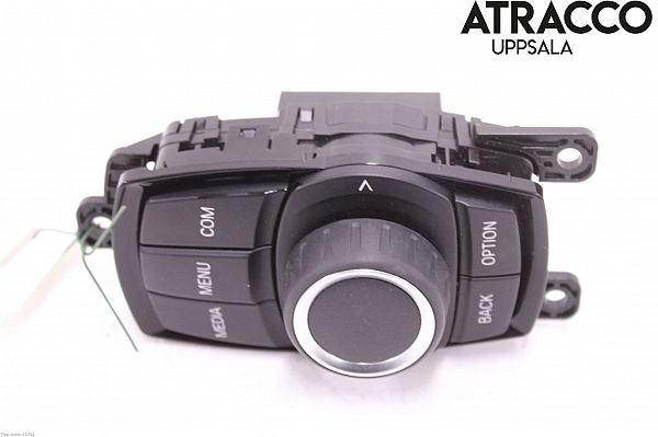 Head unit multimedia control