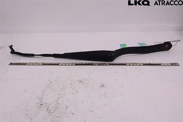 Rear wiper blade arm
