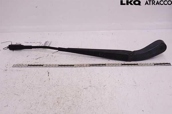Rear wiper blade arm