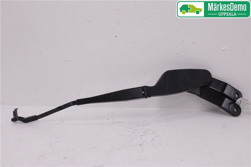 Rear wiper blade arm