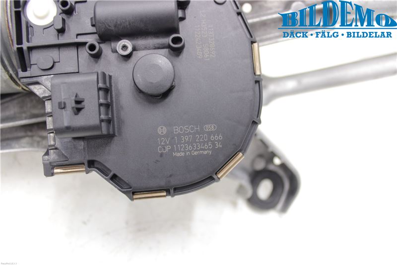 Rear wiper blade arm