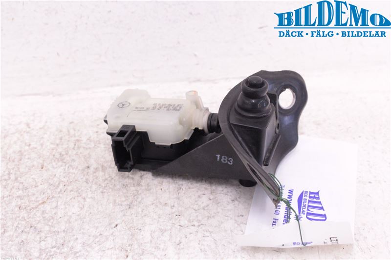 Fuel tank cap lock