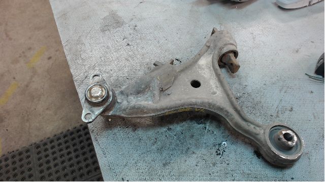 Bærearm forrest nederst VOLVO V70 Mk II (285)