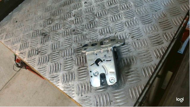 Tailgate lock