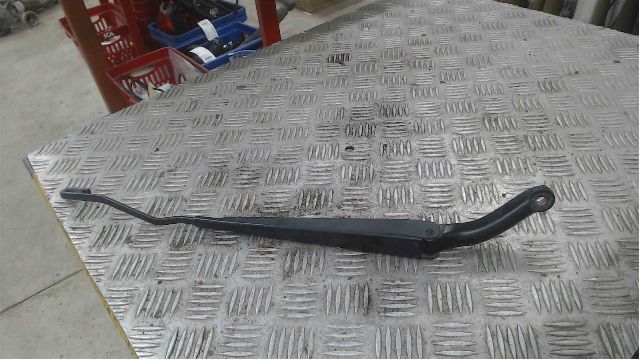 Rear wiper blade arm