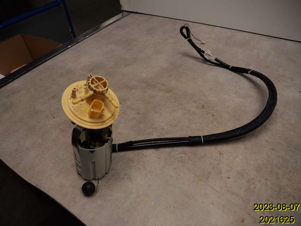 おっとっと Volvo XC70 CROSS COUNTRY (295) Fuel pump 30761742