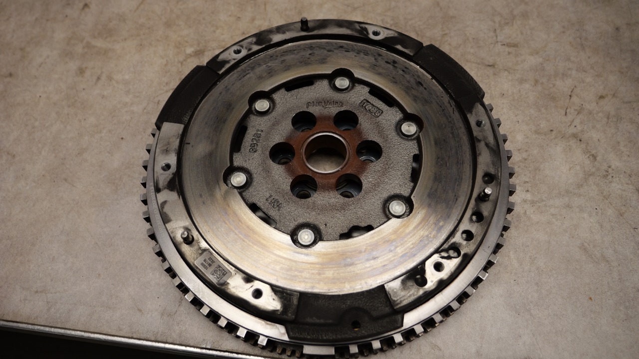 Renault CAPTUR II Flywheel 123009741R