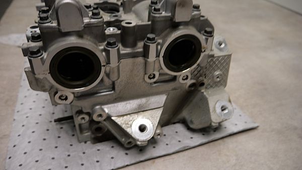 Cylinder head VOLVO V40 Hatchback (525, 526)