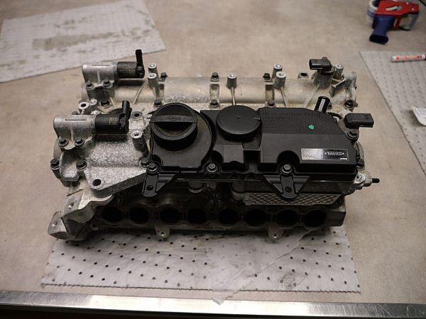 Cylinder head VOLVO V40 Hatchback (525, 526)