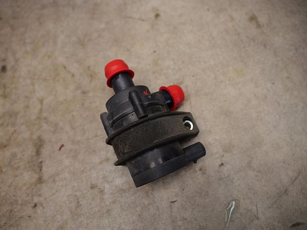 Water pump VOLVO V40 Hatchback (525, 526)