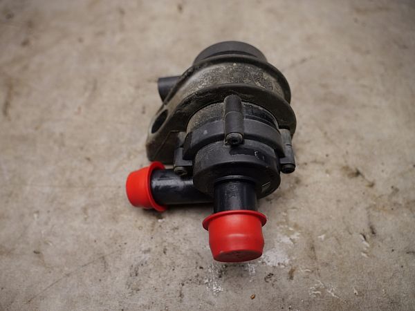 Water pump VOLVO V40 Hatchback (525, 526)