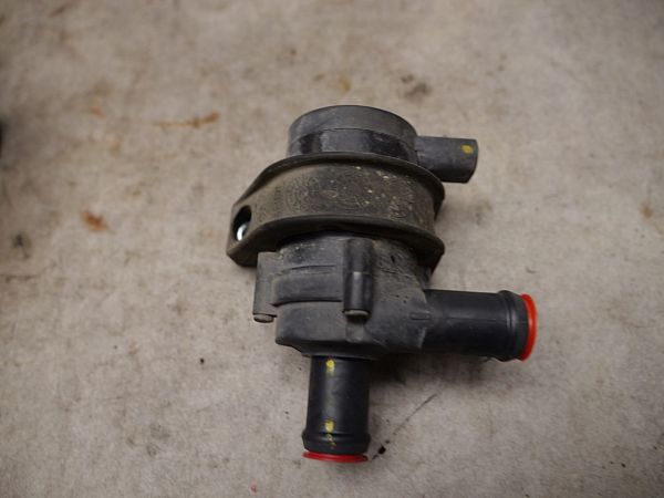 Water pump VOLVO V40 Hatchback (525, 526)