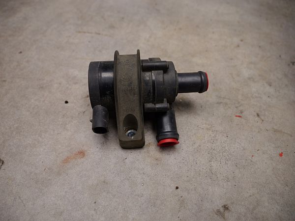 Water pump VOLVO V40 Hatchback (525, 526)