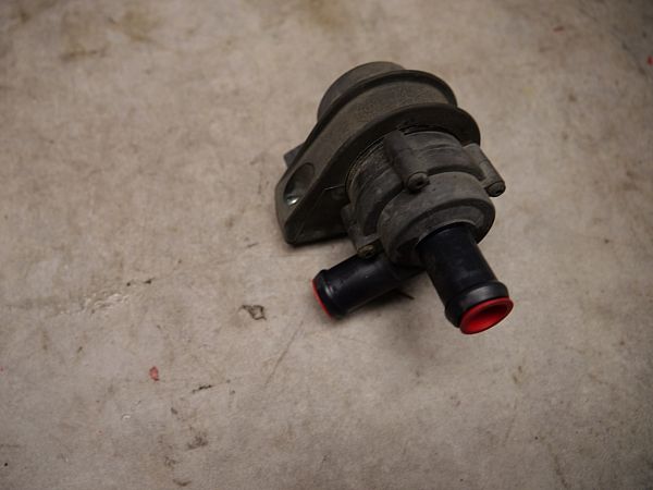 Water pump VOLVO V40 Hatchback (525, 526)