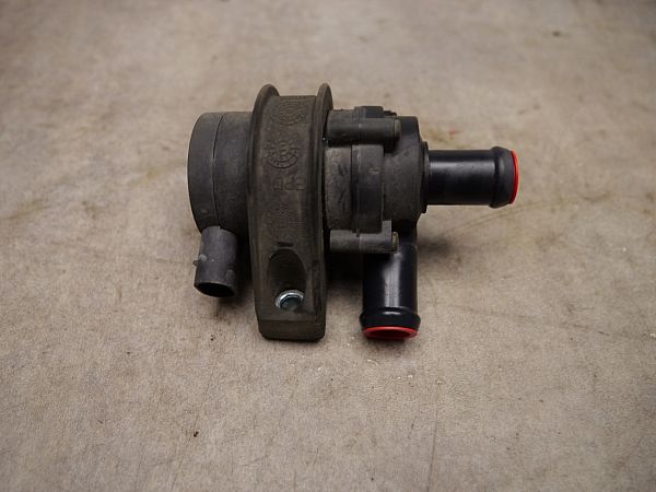 Water pump VOLVO V40 Hatchback (525, 526)