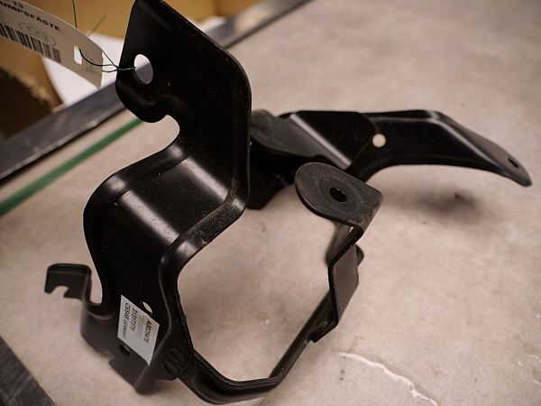 Power steering pump mounting bracket