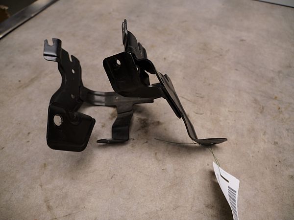 Power steering pump mounting bracket
