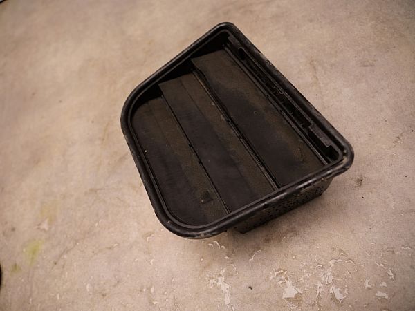 Quarter panel vent