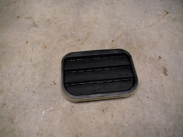 Quarter panel vent
