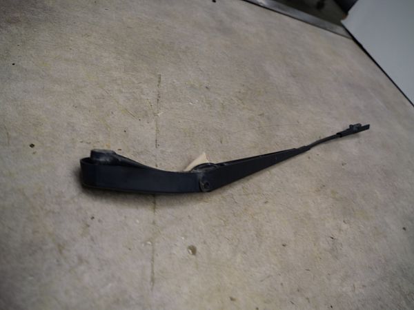 Rear wiper blade arm