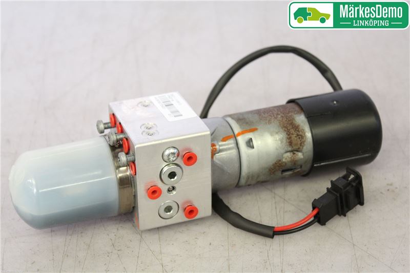 Convertible roof main ram cylinder