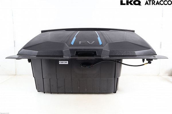 Front trunk storage compartment