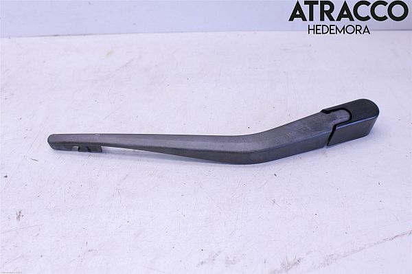Rear wiper blade arm