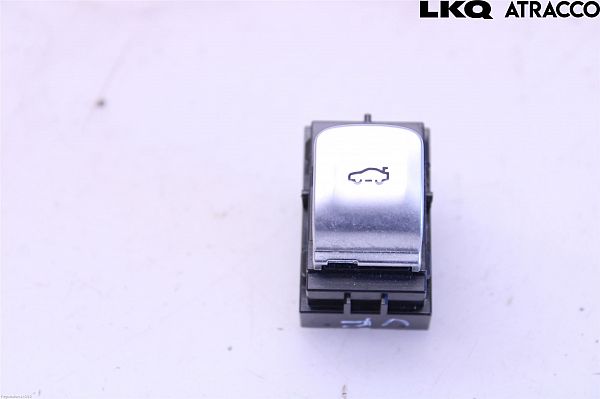 Tailgate/boot open switch button