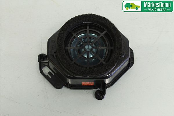 Parcel shelf speaker