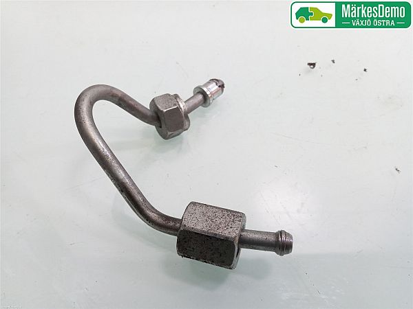 Fuel injector supply pipe