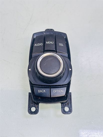 Head unit multimedia control