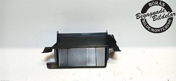 Cache serrure capot
