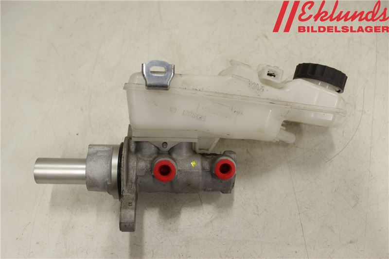 Brake - Master cylinder TOYOTA AURIS (_E18_)