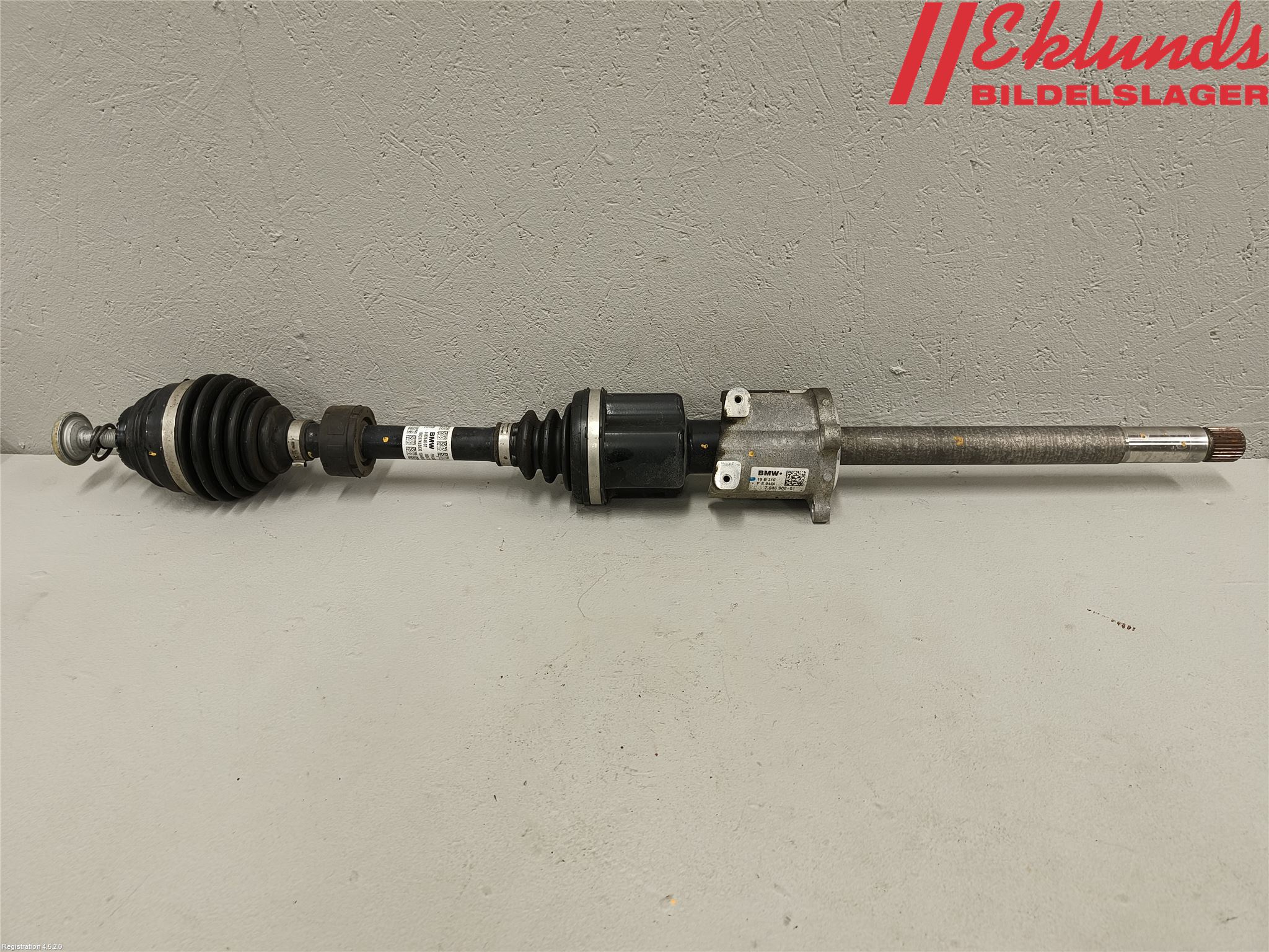 BMW X1 (F48) Drive shaft - front 8482646, 31 60 5 A2D FD2