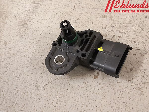 common rail (Injectie) / Verstuiver Brug NISSAN PULSAR Hatchback (C13)