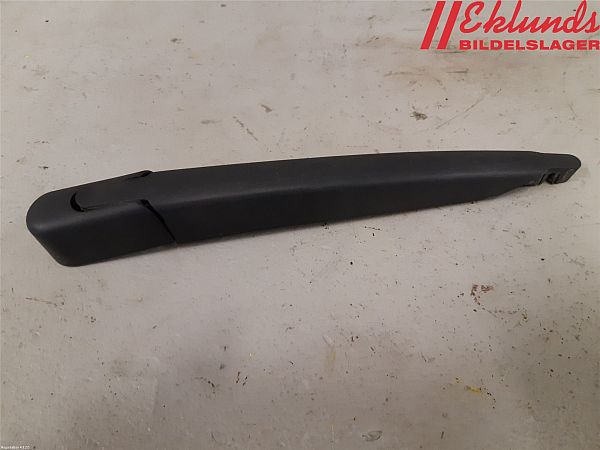 Rear wiper blade arm
