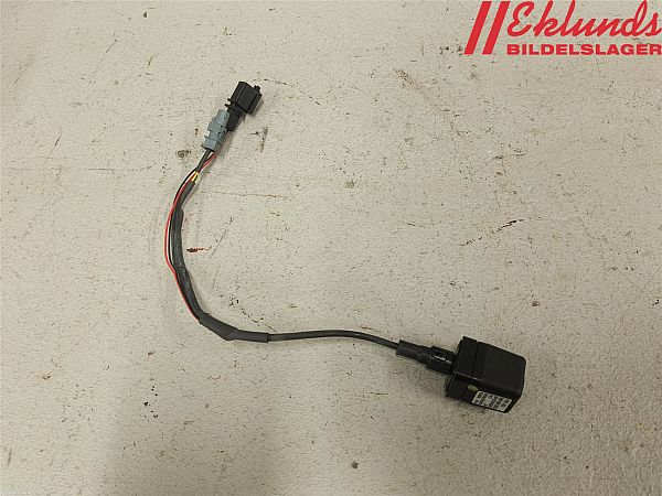 Tailgate handle with camera