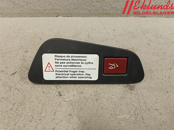 Tailgate release switch