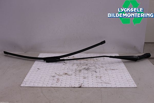 Windshield wiper blade arm