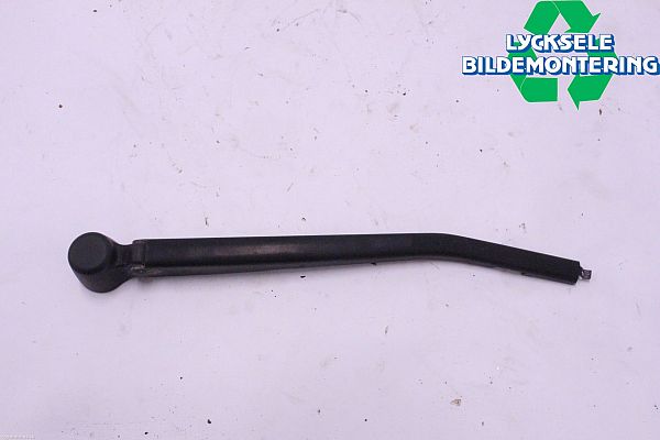 Rear wiper blade arm