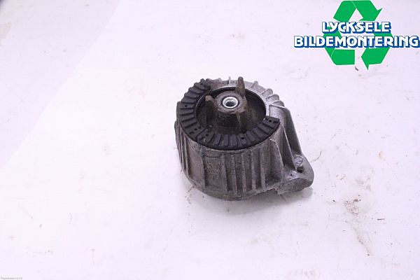 Engine mount bracket