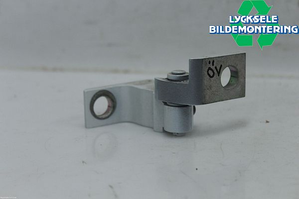 Upper door hinge