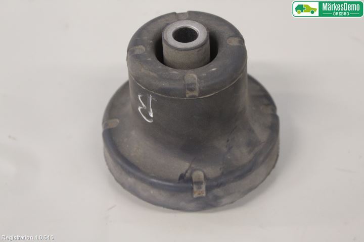 Front differential mounting bracket
