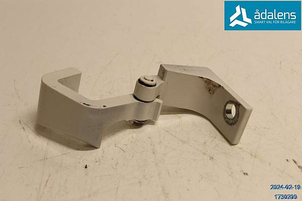 Upper door hinge