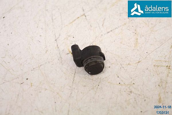 I-D [UK] Spring No. 362 2021 舐達麻 掲載号 66209274428 : Parking sensor front and Parking sensor rear