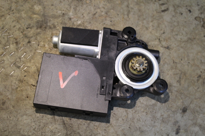 Silnik podnoszenia szyby VOLVO C30 (533)