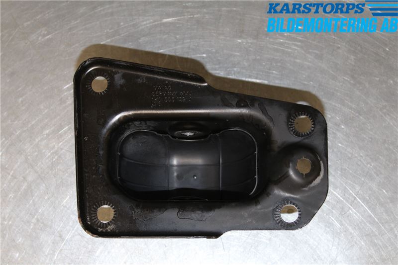 Trunk bracket