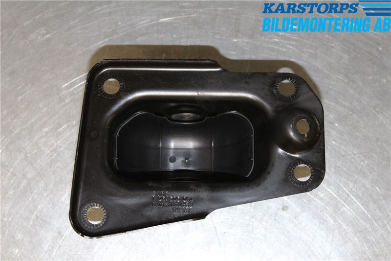 Trunk bracket