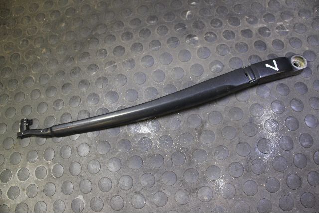 Windshield wiper blade arm