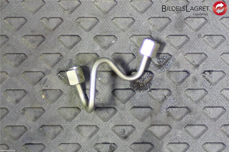 Fuel injector supply pipe